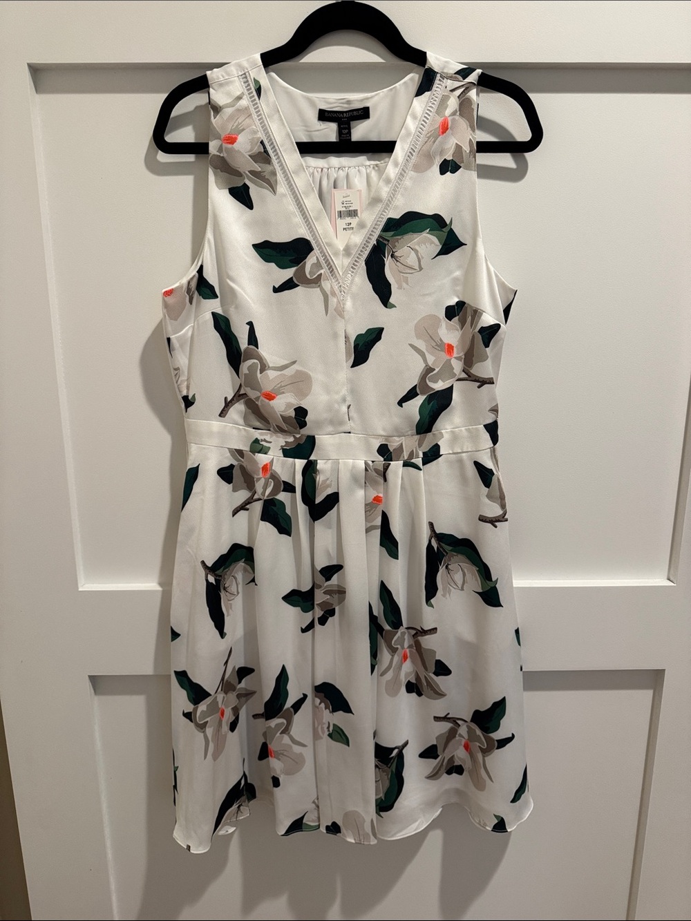 Banana Republic White Floral V-Neck Sleeveless Dress